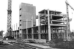 Historic black-and-white photograph showing the construction of the first carbon fiber production line in Heinsberg-Oberbruch in 1984.