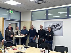 Mitarbeitende und Gäste feiern gemeinsam das 40-jährige Standortjubiläum.
