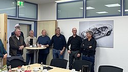 Mitarbeitende und Gäste feiern gemeinsam das 40-jährige Standortjubiläum.