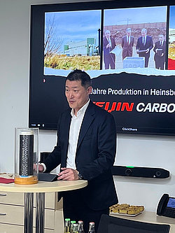 Tetsuya Ito, General Manager der Teijin Carbon Business Unit, hält eine Rede auf der Jubiläumsfeier.