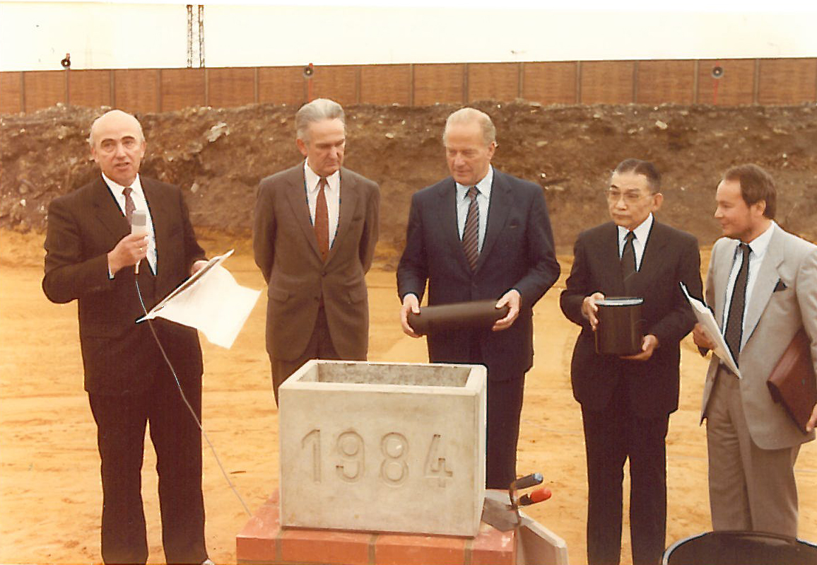 Historic photograph of the 1984 groundbreaking ceremony for carbon fiber production in Heinsberg-Oberbruch with representatives of Enka and Toho Rayon.